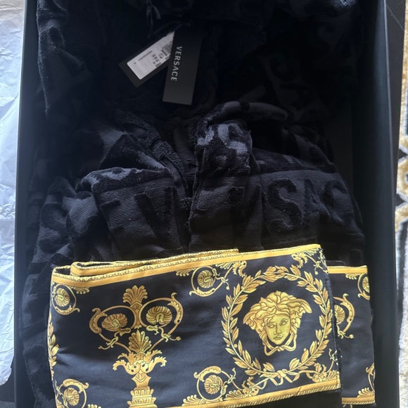 Versace robe - Picture 3 of 3